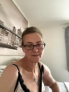 Snapshot of Curvy-Jinx chatting on 10/19/25, 01:34 Curvy-Jinx online show from 10/19/25, 01:34