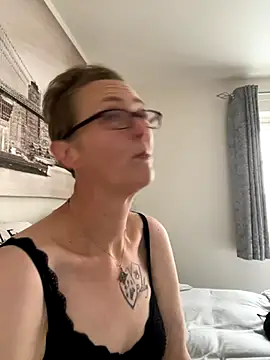 Snapshot of Curvy-Jinx chatting on 10/22/25, 07:52 Curvy-Jinx online show from 10/22/25, 07:52