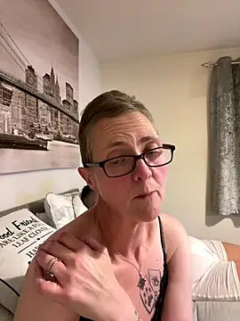 Snapshot of Curvy-Jinx chatting on 10/23/25, 07:45 Curvy-Jinx online show from 10/23/25, 07:45