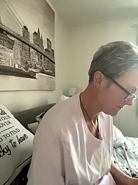 Snapshot of Curvy-Jinx chatting on 10/26/25, 04:02 Curvy-Jinx online show from 10/26/25, 04:02