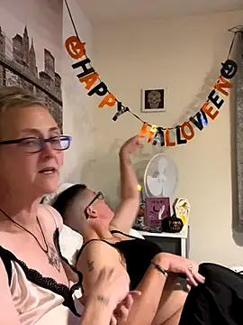 Snapshot of Curvy-Jinx chatting on 10/30/25, 08:31 Curvy-Jinx online show from 10/30/25, 08:31