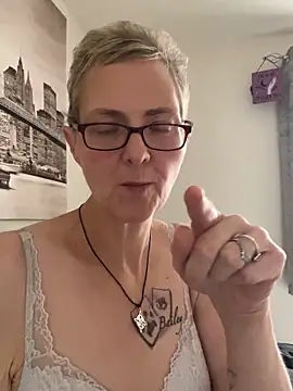 Snapshot of Curvy-Jinx chatting on 10/31/25, 08:37 Curvy-Jinx online show from 10/31/25, 08:37