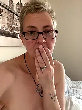 Snapshot of Curvy-Jinx chatting on 11/05/25, 09:31 Curvy-Jinx online show from 11/05/25, 09:31