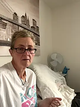 Snapshot of Curvy-Jinx chatting on 11/10/25, 08:24 Curvy-Jinx online show from 11/10/25, 08:24