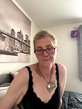 Snapshot of Curvy-Jinx chatting on 11/11/25, 10:37 Curvy-Jinx online show from 11/11/25, 10:37