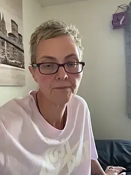 Snapshot of Curvy-Jinx chatting on 11/17/25, 09:15 Curvy-Jinx online show from 11/17/25, 09:15