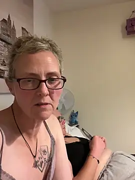 Snapshot of Curvy-Jinx chatting on 11/18/25, 08:57 Curvy-Jinx online show from 11/18/25, 08:57