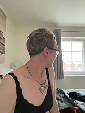 Snapshot of Curvy-Jinx chatting on 11/19/25, 09:42 Curvy-Jinx online show from 11/19/25, 09:42