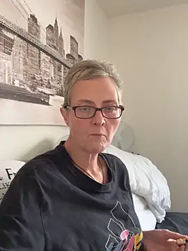 Snapshot of Curvy-Jinx chatting on 11/20/25, 01:11 Curvy-Jinx online show from 11/20/25, 01:11