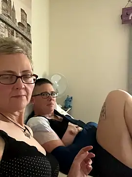 Snapshot of Curvy-Jinx chatting on 11/22/25, 02:16 Curvy-Jinx online show from 11/22/25, 02:16