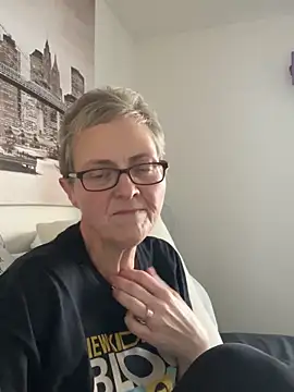 Snapshot of Curvy-Jinx chatting on 11/25/25, 08:14 Curvy-Jinx online show from 11/25/25, 08:14