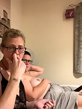 Snapshot of Curvy-Jinx chatting on 11/27/25, 10:34 Curvy-Jinx online show from 11/27/25, 10:34