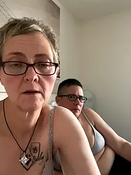 Snapshot of Curvy-Jinx chatting on 12/15/25, 08:40 Curvy-Jinx online show from 12/15/25, 08:40