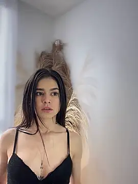 Sofi Leal online show from 10/04/25, 12:36