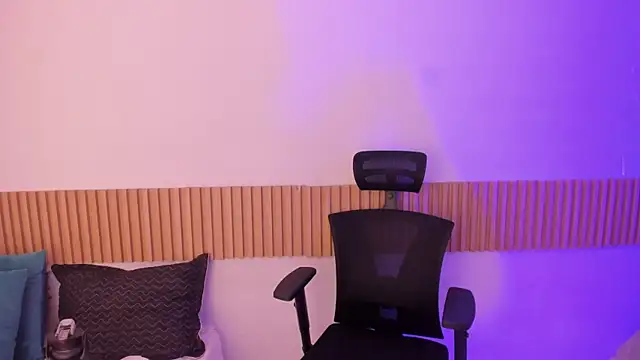 Snapshot of OliviaSweett chatting on 11/03/25, 07:48 OliviaSweett online show from 11/03/25, 07:48