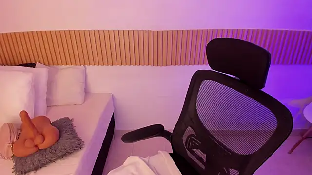 Snapshot of OliviaSweett chatting on 11/15/25, 12:30 OliviaSweett online show from 11/15/25, 12:30