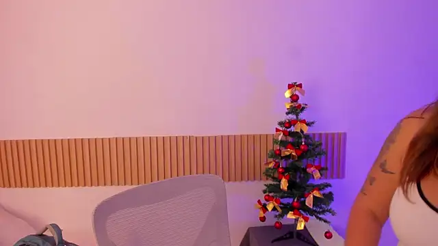 Snapshot of OliviaSweett chatting on 12/14/25, 07:07 OliviaSweett online show from 12/14/25, 07:07