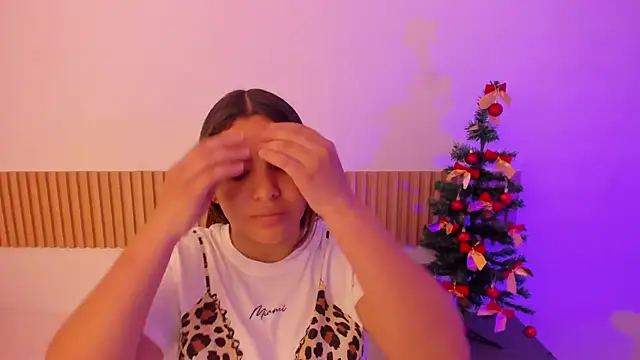 Snapshot of OliviaSweett chatting on 12/15/25, 07:40 OliviaSweett online show from 12/15/25, 07:40