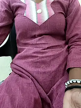 Snapshot of Alia-00 chatting on 10/05/25, 04:00 Alia-00 online show from 10/05/25, 04:00