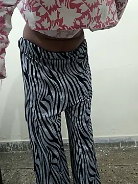 Snapshot of Alia-00 chatting on 10/14/25, 04:02 Alia-00 online show from 10/14/25, 04:02