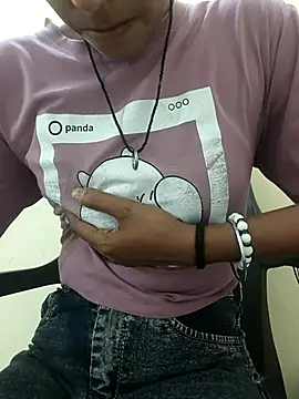 Snapshot of Alia-00 chatting on 10/25/25, 04:09 Alia-00 online show from 10/25/25, 04:09