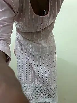 Snapshot of Alia-00 chatting on 10/31/25, 04:02 Alia-00 online show from 10/31/25, 04:02