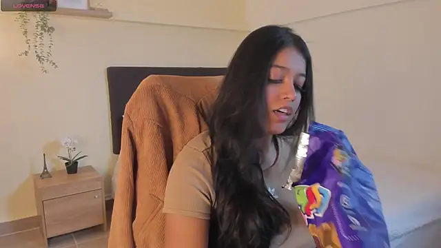 Camila Bustamante online show from 06/06/26, 05:06