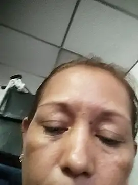 Snapshot of marinita13 chatting on 11/11/25, 10:43 marinita13 online show from 11/11/25, 10:43