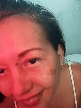 Snapshot of marinita13 chatting on 11/16/25, 12:27 marinita13 online show from 11/16/25, 12:27