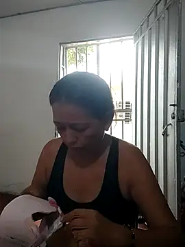 Snapshot of marinita13 chatting on 11/19/25, 04:07 marinita13 online show from 11/19/25, 04:07