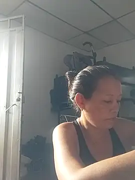 Snapshot of marinita13 chatting on 11/26/25, 08:10 marinita13 online show from 11/26/25, 08:10