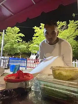 Snapshot of Alejand276765 chatting on 10/15/25, 03:28 Alejand276765 online show from 10/15/25, 03:28