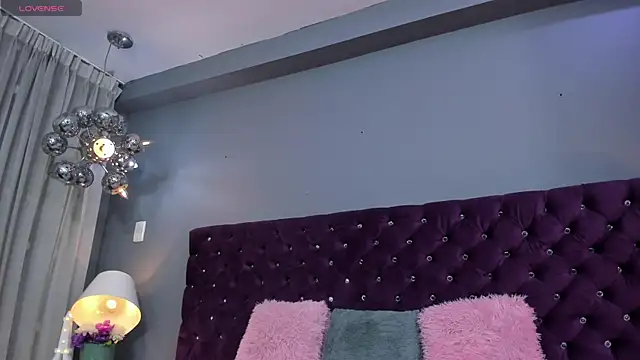 Snapshot of RedAngel1- chatting on 09/27/25, 04:06 RedAngel1- online show from 09/27/25, 04:06