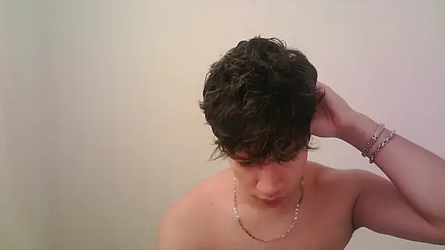 Snapshot of zeus_181 chatting on 11/18/25, 12:42 zeus 181 online show from 11/18/25, 12:42