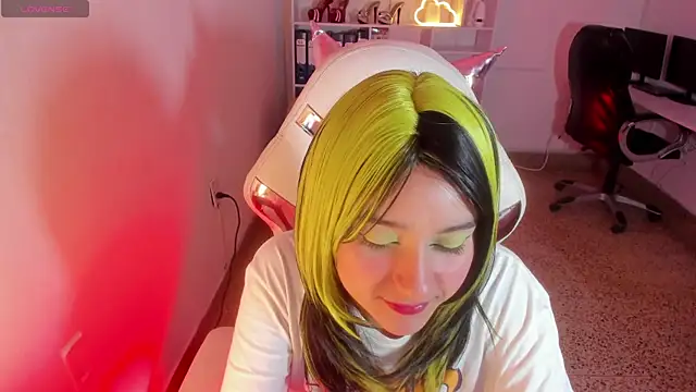 Snapshot of Molly_sweetlove chatting on 11/10/25, 06:29 Molly sweetlove online show from 11/10/25, 06:29