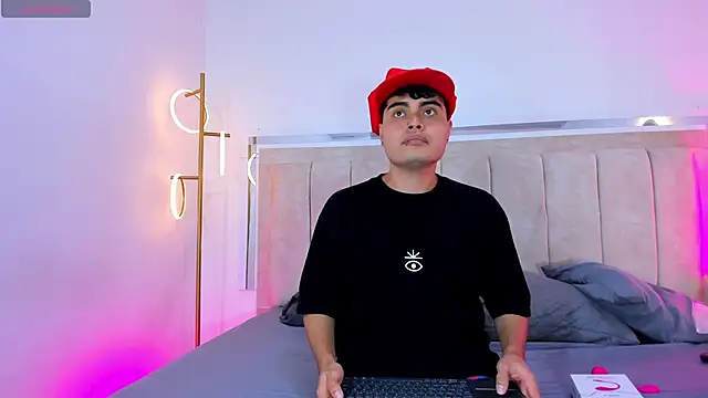 Snapshot of Molly_sweetlove chatting on 12/04/25, 07:11 Molly sweetlove online show from 12/04/25, 07:11