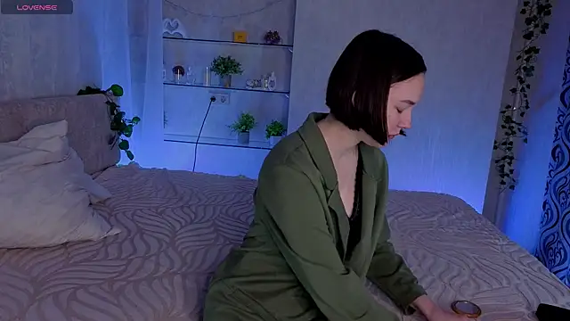 LoisBasil online show from 11/07/25, 04:18