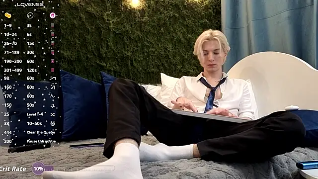 Snapshot of fiachand chatting on 11/30/25, 07:51 fiachand online show from 11/30/25, 07:51