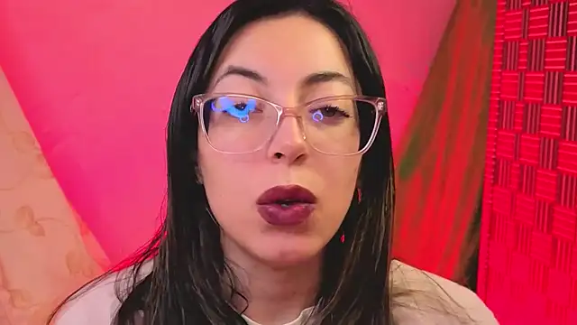 Snapshot of Miranda_sexlove_ chatting on 12/18/25, 07:36 Miranda sexlove online show from 12/18/25, 07:36