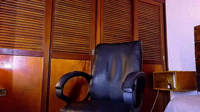 Snapshot of ALANNFERRER chatting on 12/01/25, 10:20 ALANNFERRER online show from 12/01/25, 10:20