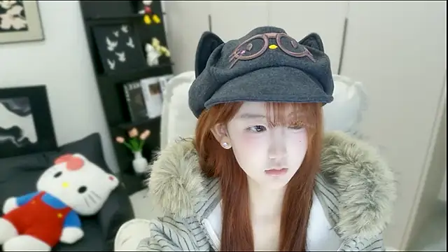 Snapshot of wanzi-1229 chatting on 10/17/25, 02:04 wanzi-1229 online show from 10/17/25, 02:04