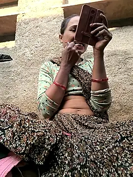 Snapshot of Hot_raaani chatting on 12/15/25, 10:08 Hot raaani online show from 12/15/25, 10:08