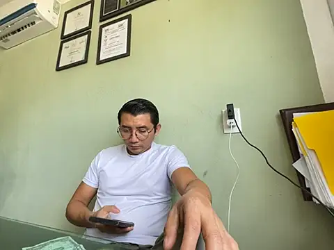 AlejXndroKD online show from 10/18/25, 05:14