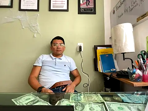 AlejXndroKD online show from 11/11/25, 04:51