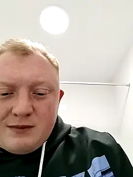 Snapshot of hornymax98 chatting on 11/19/25, 02:11 hornymax98 online show from 11/19/25, 02:11