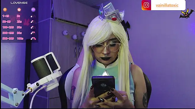 Snapshot of vainilla_doll chatting on 10/03/25, 01:24 vainilla doll online show from 10/03/25, 01:24