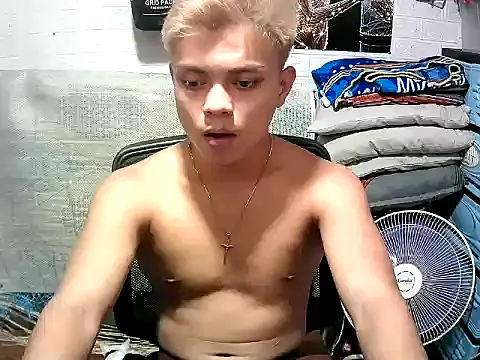 Snapshot of Pinoy_slutcummer69 chatting on 06/03/26, 08:17 Pinoy slutcummer69 online show from 06/03/26, 08:17