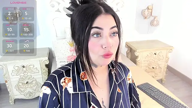 Snapshot of MeganStar__ chatting on 11/05/25, 12:38 MeganStar online show from 11/05/25, 12:38