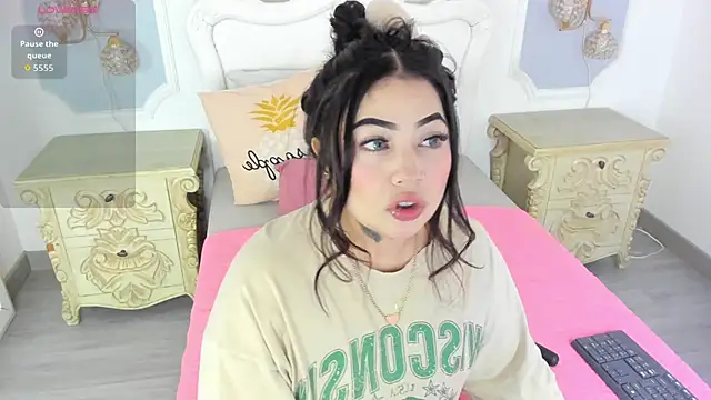 Snapshot of MeganStar__ chatting on 11/18/25, 12:31 MeganStar online show from 11/18/25, 12:31