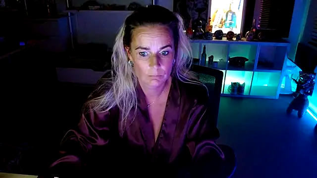 Snapshot of Mrs-Aurora chatting on 10/06/25, 09:45 Mrs-Aurora online show from 10/06/25, 09:45